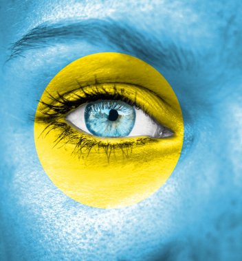 palau bayrağı ile kadın yüzü boyalı