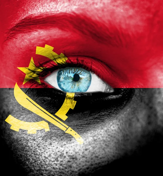 Vrouw gezicht beschilderd met vlag van angola — Stockfoto