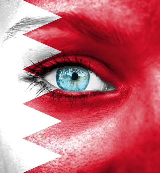 Vrouw gezicht beschilderd met vlag van Bahrein (Bahrain) — Stockfoto