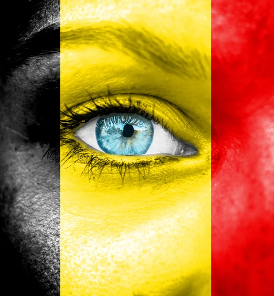 Kvinna ansikte målat med under belgisk flagg — Stockfoto