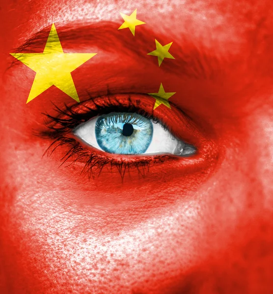 Donna faccia dipinta con bandiera della Cina — Foto Stock