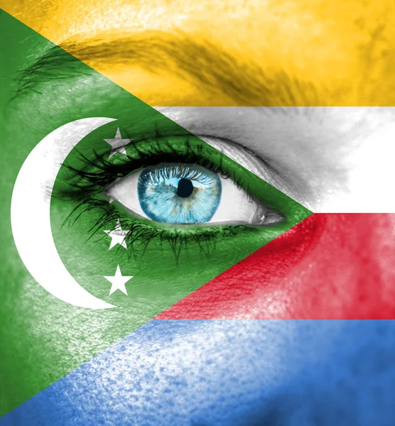 Vrouw gezicht beschilderd met vlag van Comoren — Stockfoto