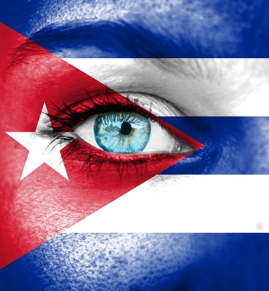 Cara de mujer pintada con bandera de Cuba — Foto de Stock