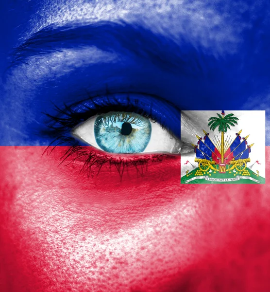 Vrouw gezicht beschilderd met vlag van Haïti — Stockfoto