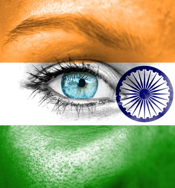 Vrouw gezicht beschilderd met vlag van india — Stockfoto