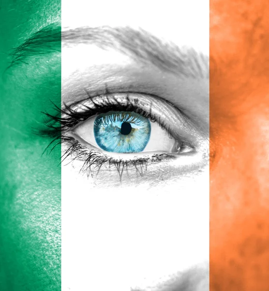 Femme visage peint avec le drapeau de l'Irlande — Photo