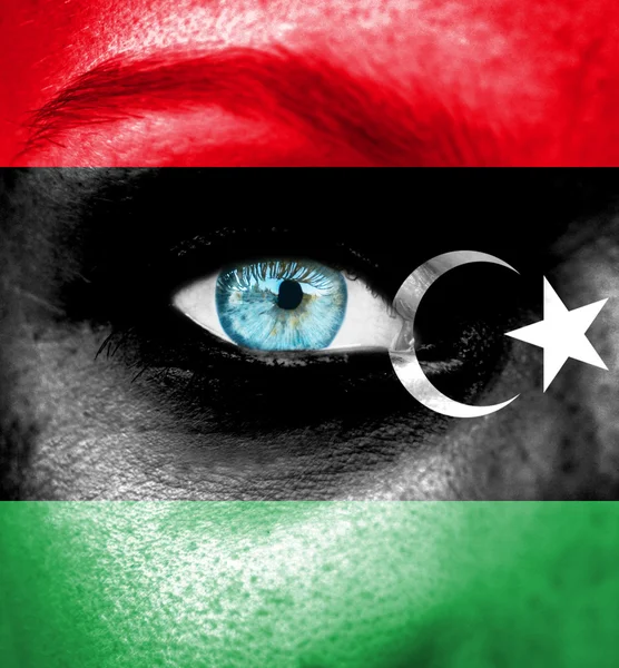 Frauengesicht mit libyscher Flagge bemalt — Stockfoto