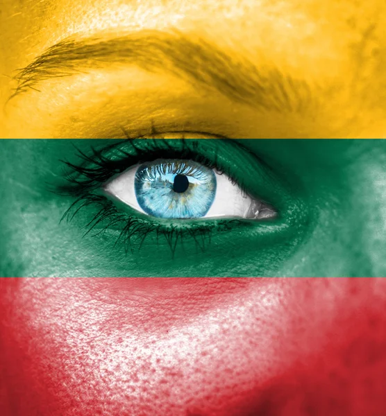 Twarz kobiety, malowane z banderą Litwy — Zdjęcie stockowe