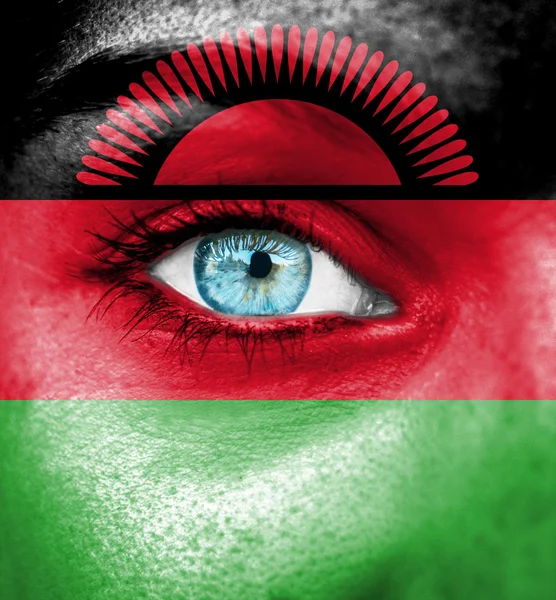 Rosto de mulher pintado com bandeira de Malawi — Fotografia de Stock