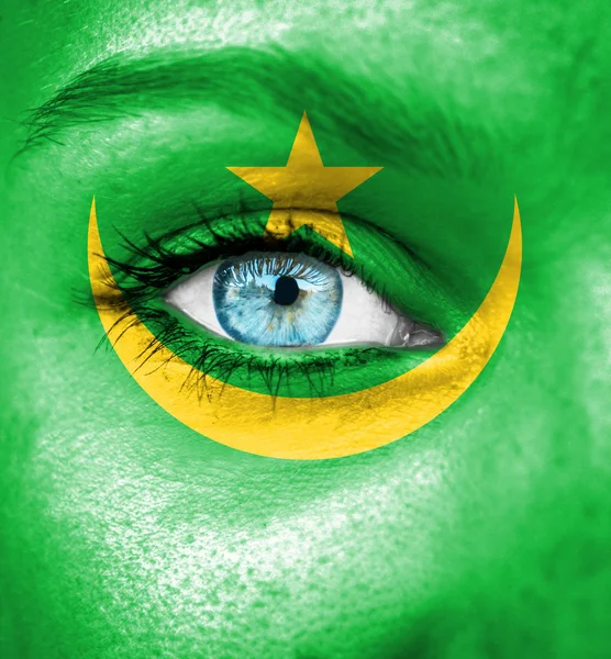 Woman face painted with flag of Mauritania — Stock Photo, Image