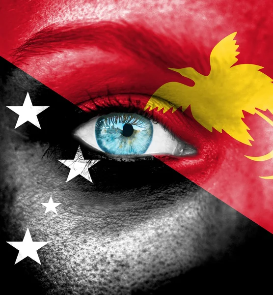 Женское лицо, нарисованное флагом Папуа-Новой Гуньи — стоковое фото