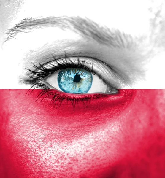 Женское лицо с флагом Польши — стоковое фото
