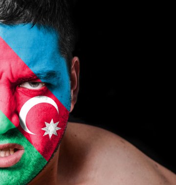 kızgın adam portresi ile boyalı Azerbaycan bayrağı