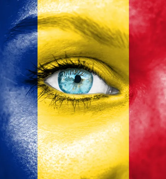 Frauengesicht mit rumänischer Flagge bemalt — Stockfoto