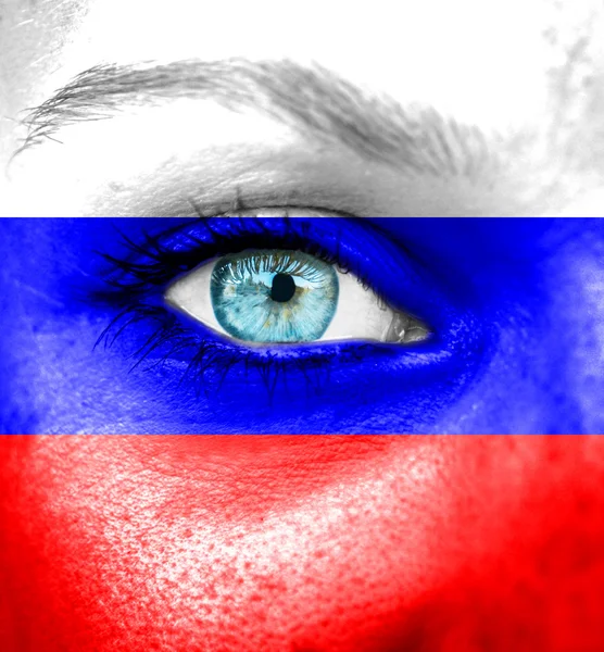 Vrouw gezicht beschilderd met vlag van Rusland — Stockfoto