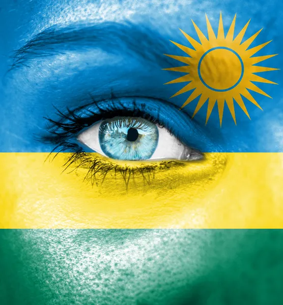 Frauengesicht mit Flagge Ruandas bemalt — Stockfoto