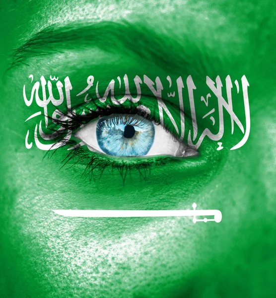 Женское лицо, нарисованное флагом Саудовской Аравии — стоковое фото