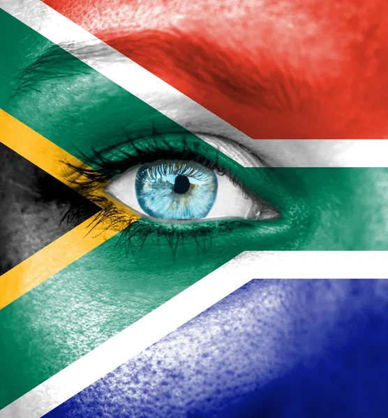 Женское лицо, раскрашенное флагом ЮАР — стоковое фото