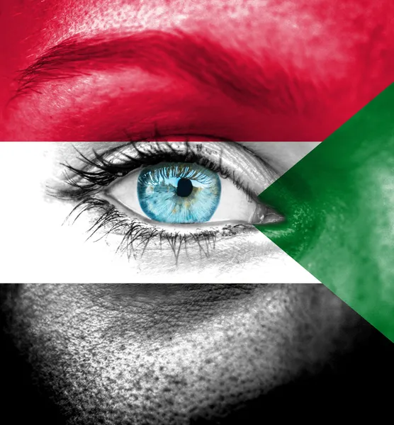 Vrouw gezicht beschilderd met vlag van Soedan — Stockfoto