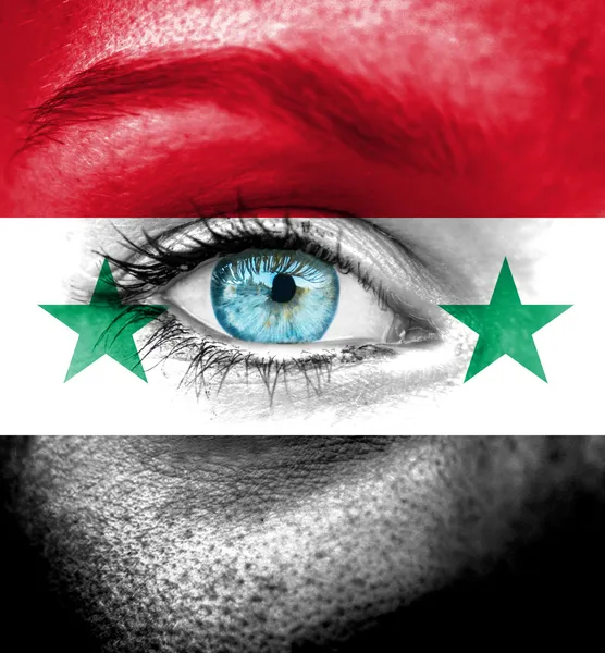 Cara de mujer pintada con bandera de Siria — Foto de Stock