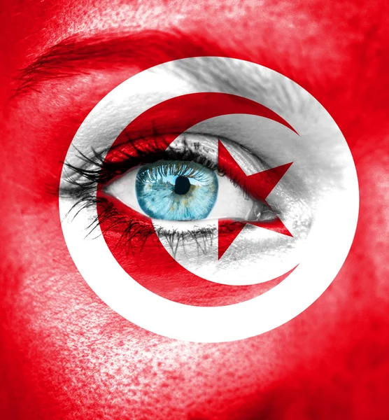 Kvinna ansikte målade med flagga Tunisien — Stockfoto