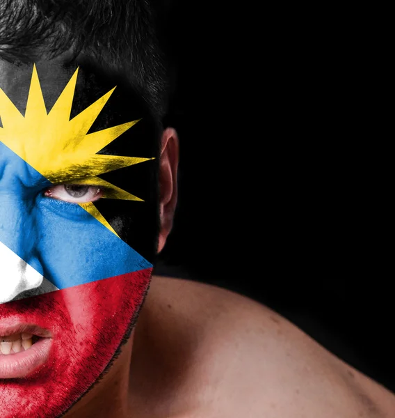 Portrait d'homme en colère avec drapeau peint d'Antigua-et-Barbuda — Photo