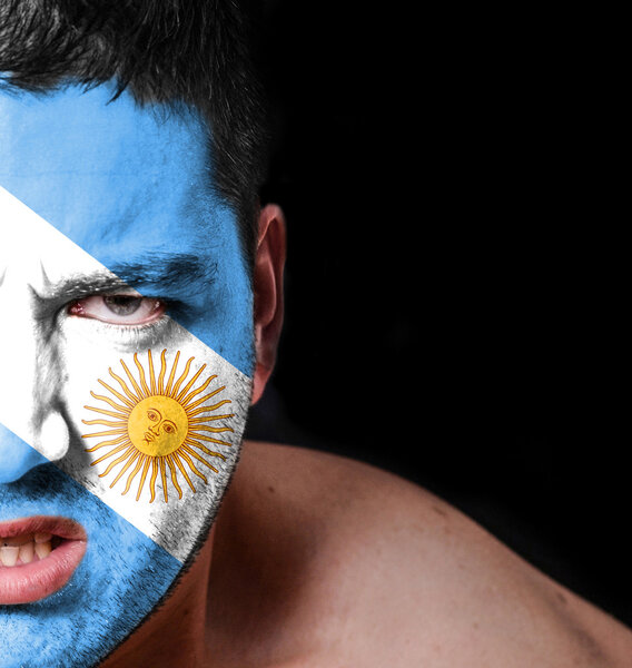 Портрет разгневанного человека с нарисованным флагом Аргентины

