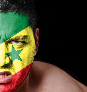 kızgın adam portresi ile boyalı bayrağı Senegal