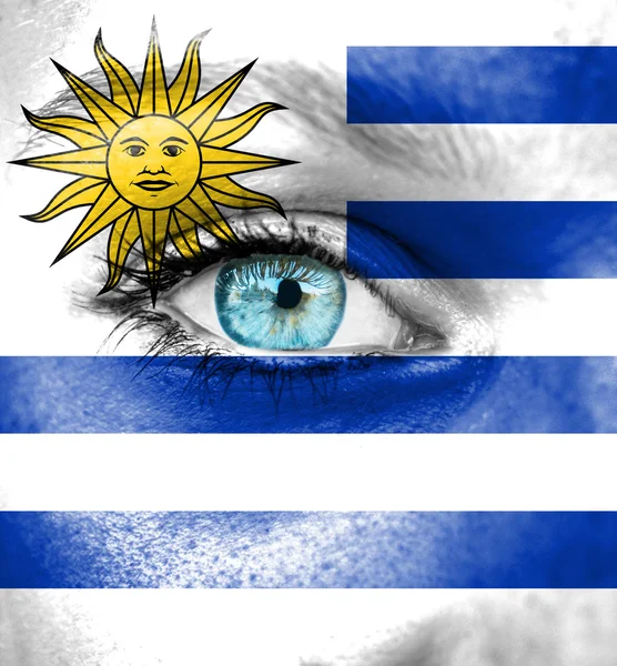 Cara de mujer pintada con bandera de Uruguay — Foto de Stock