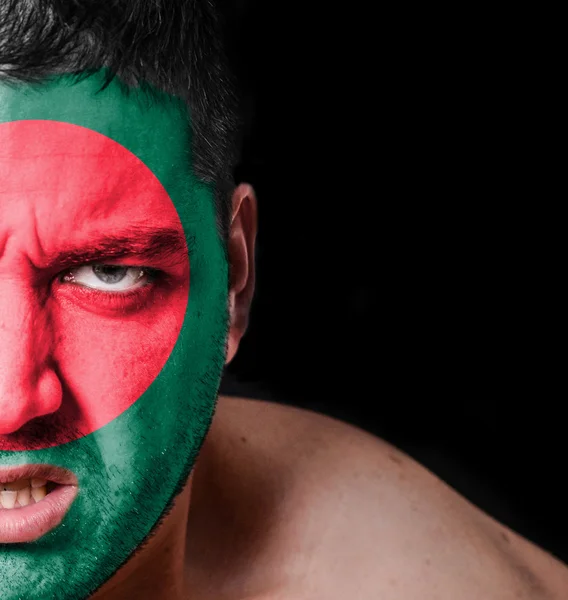 Portrait d'homme en colère avec drapeau peint du Bangladesh — Photo