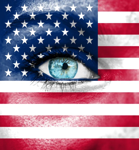 Женское лицо, нарисованное флагом США — стоковое фото