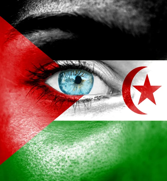 Vrouw gezicht beschilderd met vlag van de westelijke sahara — Stockfoto