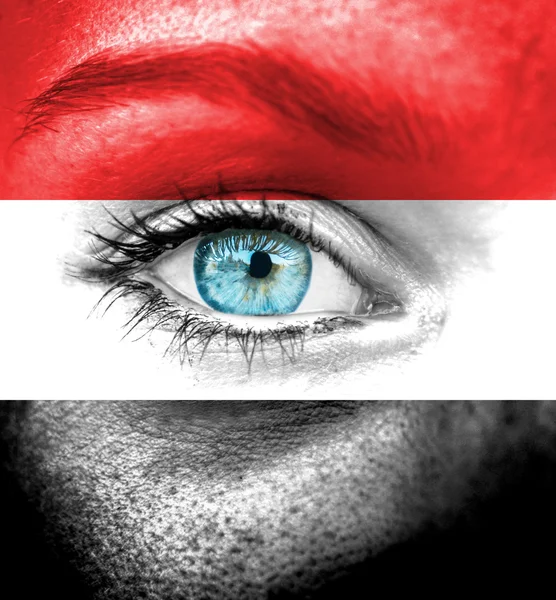 Woman face painted with flag of Yemen — Stock Photo, Image