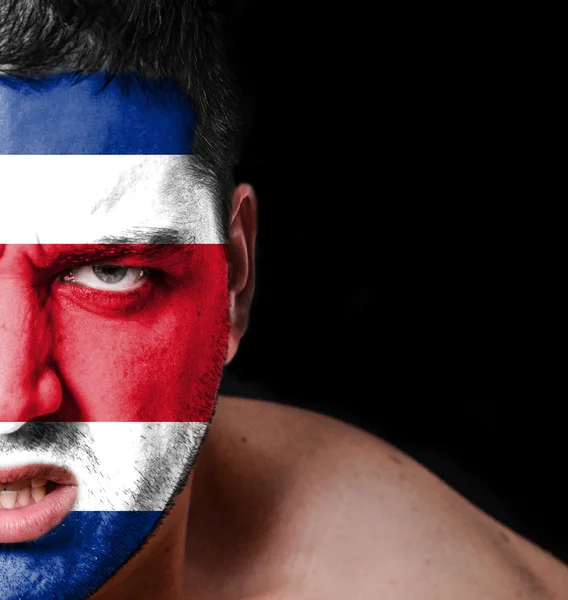 コスタリカの塗られた旗と怒っている男の肖像 — ストック写真