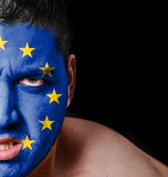 Retrato de homem zangado com bandeira pintada da União Europeia — Fotografia de Stock