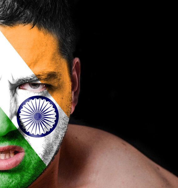Портрет разгневанного человека с нарисованным флагом Индии
