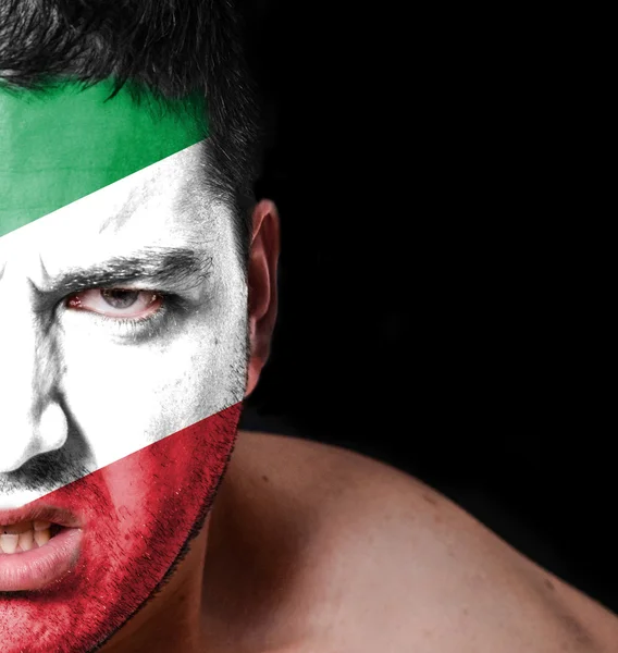 Portret van boze man met geschilderde vlag van Italië — Stockfoto