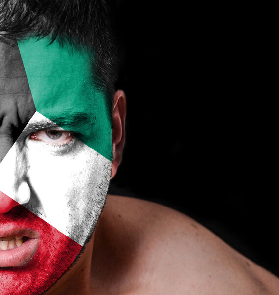 Портрет разгневанного человека с нарисованным флагом Кувейта
