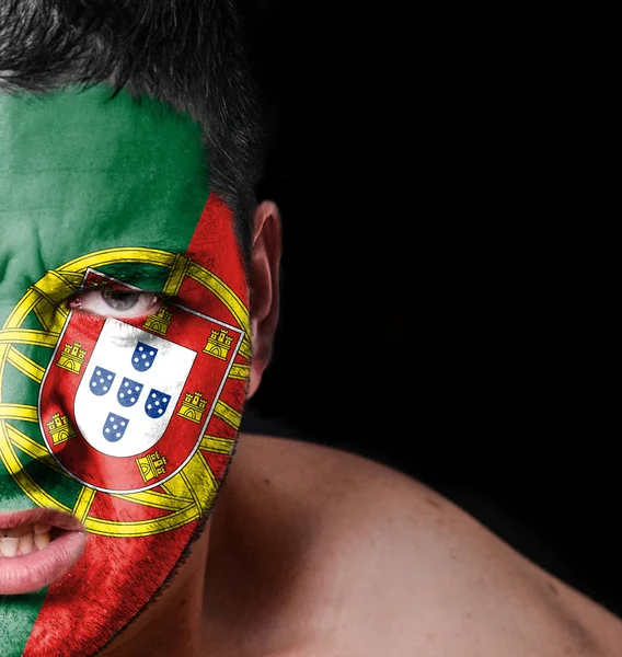 Porträtt av arg man med målade flagga portugal — Stockfoto