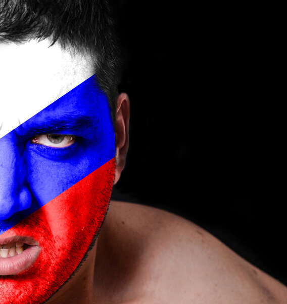 Портрет разгневанного человека с нарисованным флагом России
