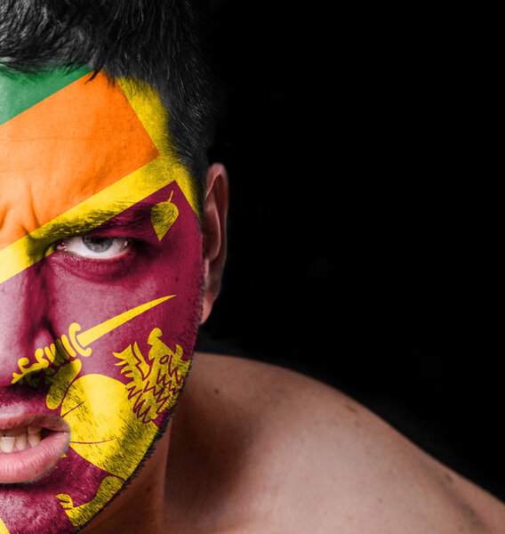Портрет разгневанного человека с нарисованным флагом Шри-Ланки
