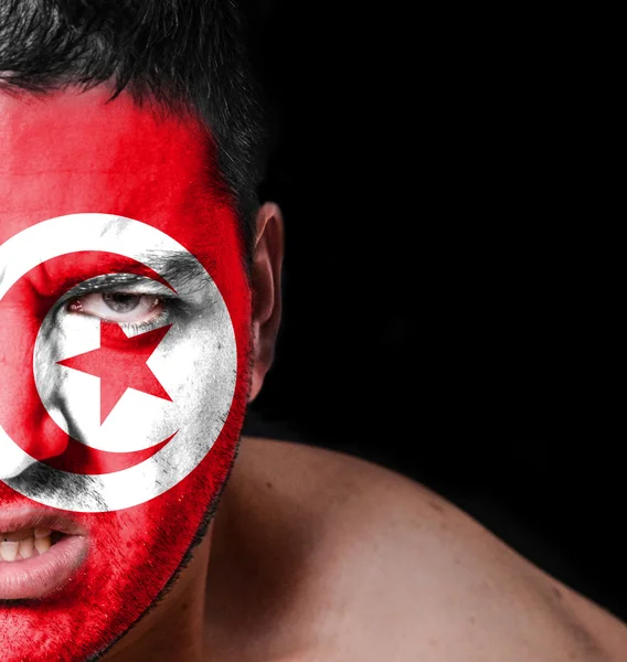 Portrét rozhněvaný muž s malovanými Tuniská vlajka — Stock fotografie