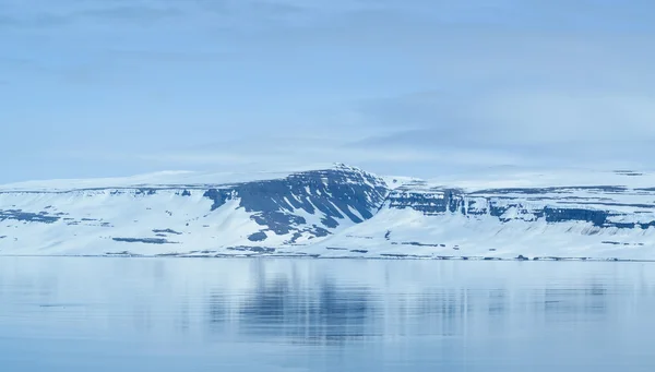 Eisland Winterlandschaft mit wunderschönen schneebedeckten Bergen — Stockfoto