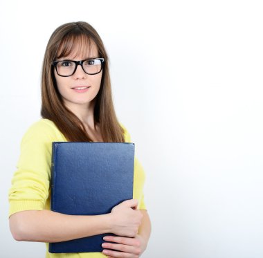 mutlu genç öğrenci kadın kitaplar standi iken onun elinde tutan