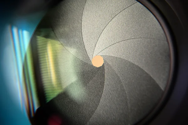 O diafragma de uma abertura da lente da câmera - Foco seletivo com s — Fotografia de Stock