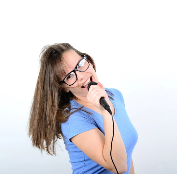 Retrato de uma jovem mulher com microfone contra backgro branco — Fotografia de Stock
