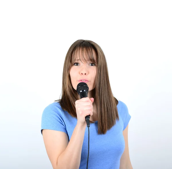 Porträt einer jungen Frau mit Mikrofon vor weißem Hintergrund — Stockfoto