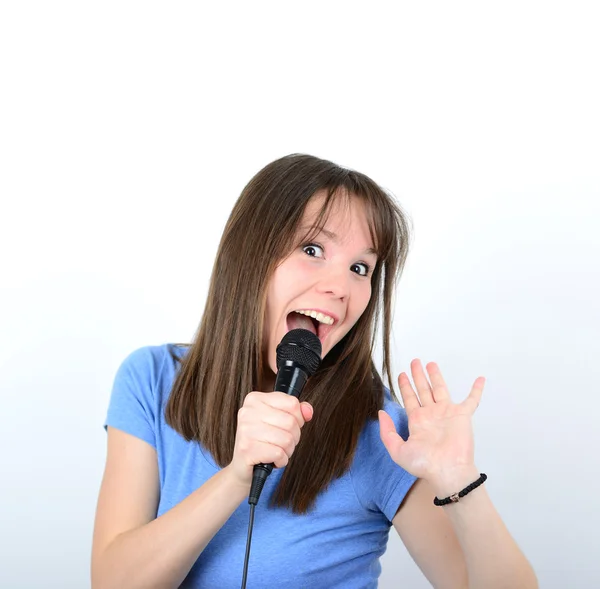 Портрет молодой женщины с микрофоном против белого бэкгро — стоковое фото