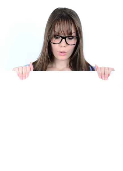 年轻的女性，与空白的白板的肖像 — 图库照片