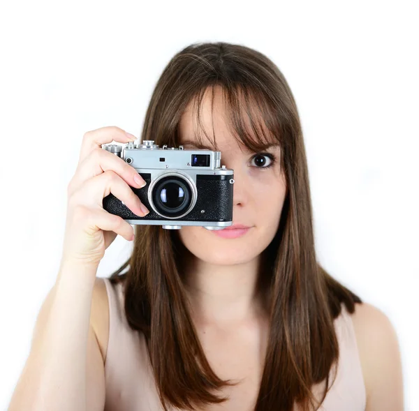 Retrato de bela fêmea segurando câmera vintage com foco o — Fotografia de Stock